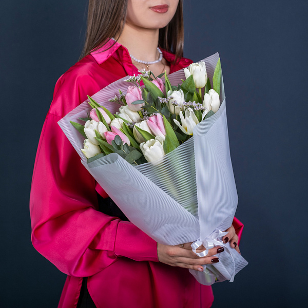 Купить Букет из 15 белых и розовых тюльпанов с зеленью в  с бесплатной доставкой: цена, фото, описание